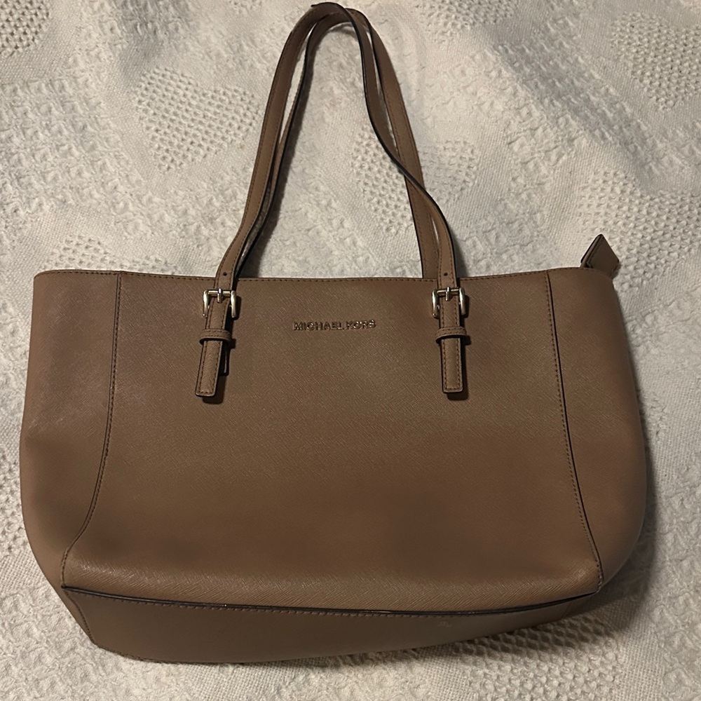 Michael Kors Tan Leather Tote excellent used condition, only used a few times